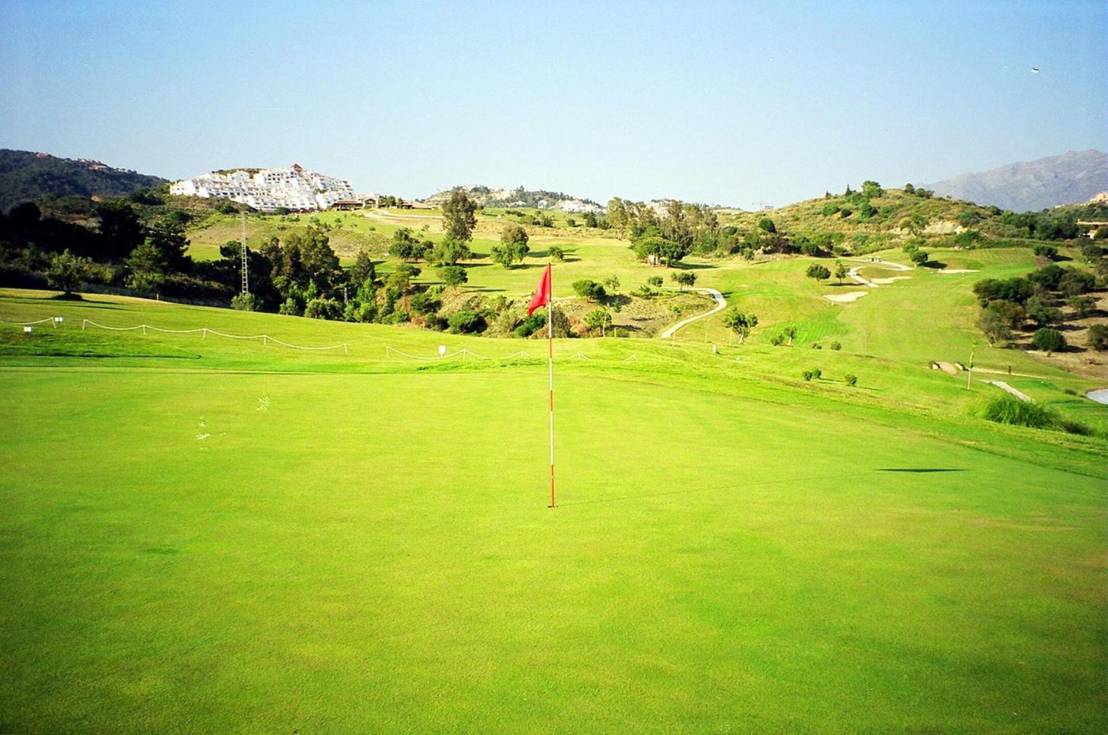 Los Arqueros G&CC, Hole 15, Par 4, 376m (Photo submitted by DYakimec on 01/25/2018)