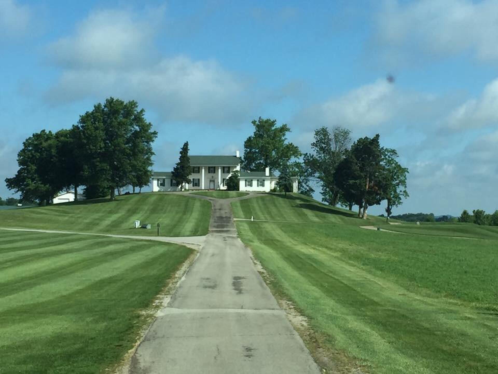 As you drive in this is what greats you (Photo submitted by DreamlineAz on 06/05/2016)