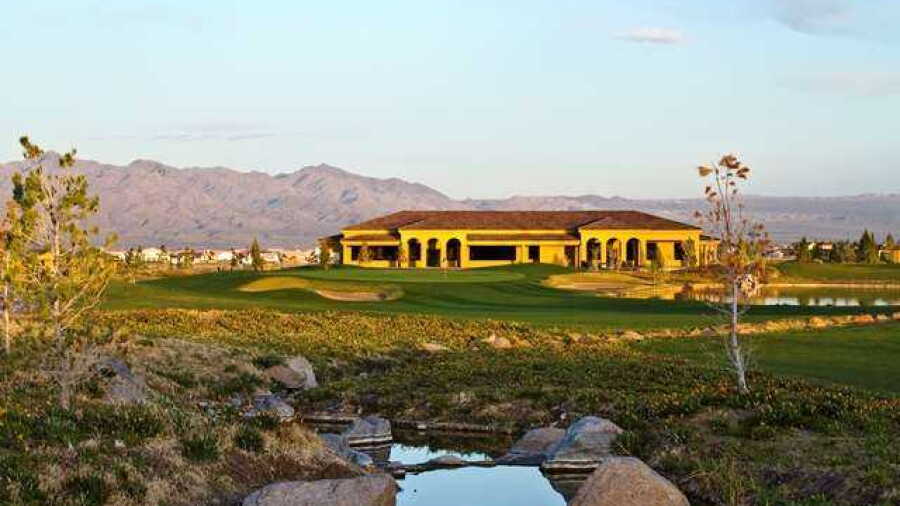Los Lagos GC: Clubhouse & #18
