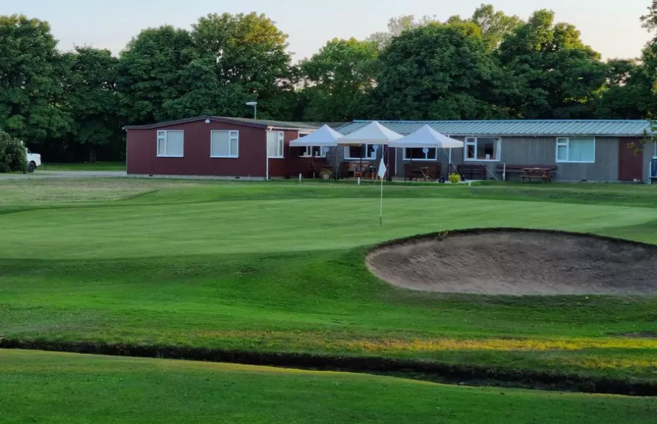 Garmouth & Kingston GC: #18 & clubhouse