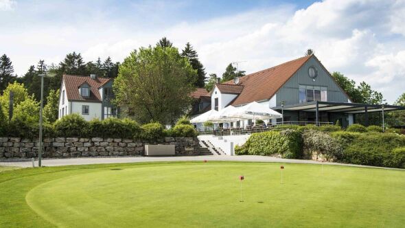 Lauterhofen GC: Clubhouse & putting green