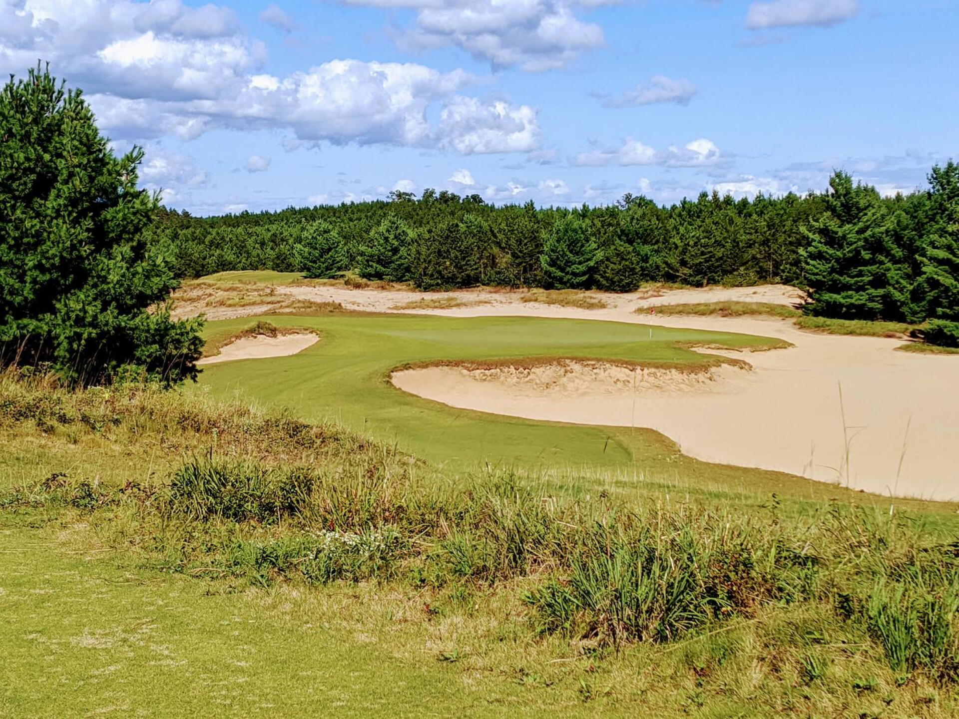 Hole 8 - a peninsula green in a sea of sand (Photo submitted by GolferJake78 on 09/02/2020)