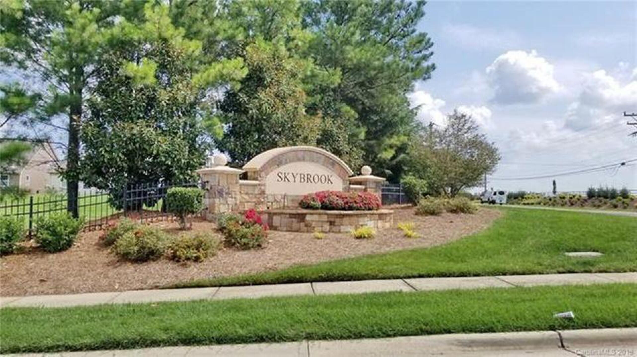 Neighborhood Entrance lets you know you have ARRIVED! (Photo submitted by ndabunka on 11/22/2018)