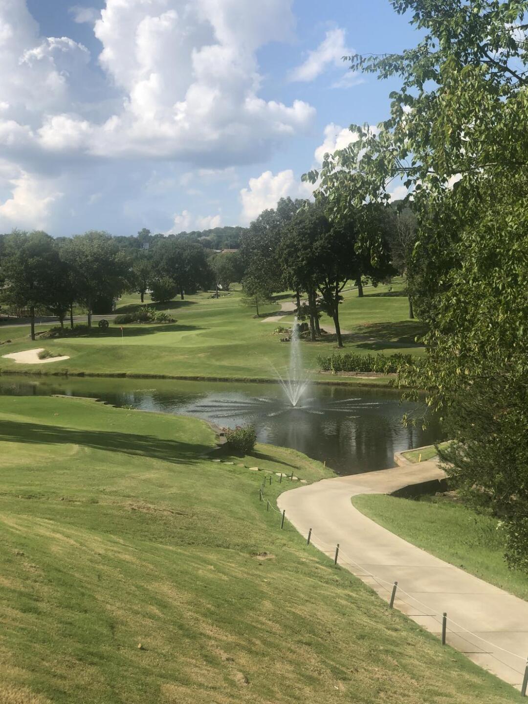 Nice par 3 on back side (Photo submitted by u314162299021 on 09/12/2022)