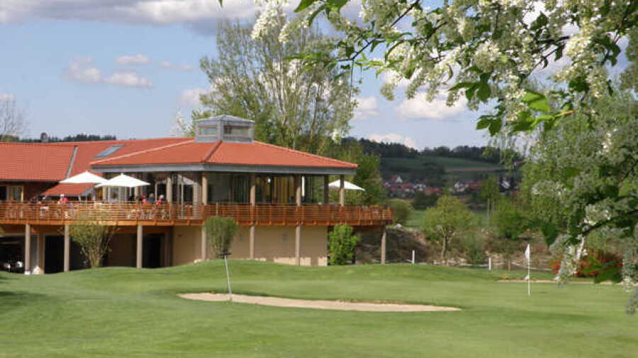Straubing Stadt G & CC – Championship: #18 & clubhouse