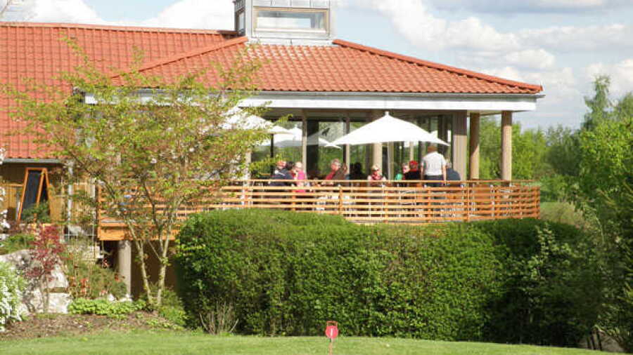 Straubing Stadt G & CC: clubhouse & putting green
