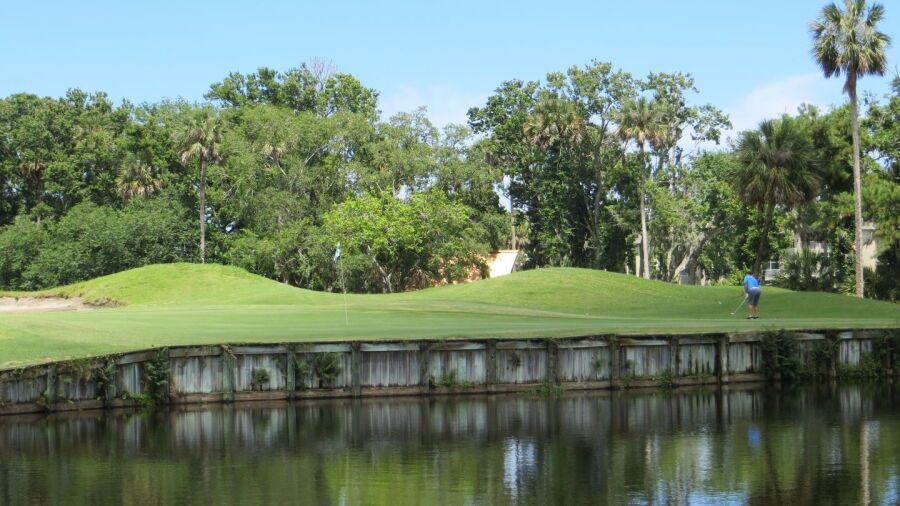 The Oak Bridge Club: 4th green