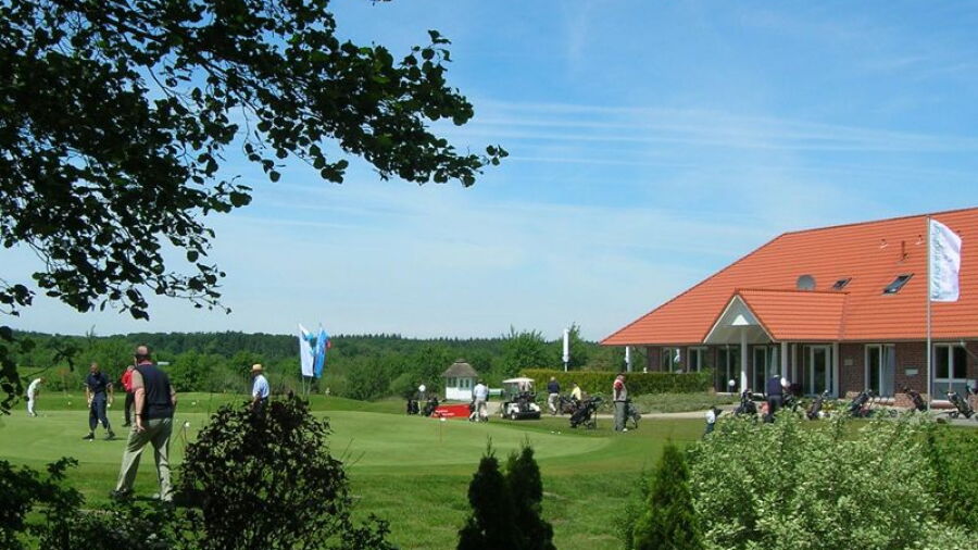 Gut Hainmuehlen im Moorheilbad Bederkesa GC: clubhouse & putting green