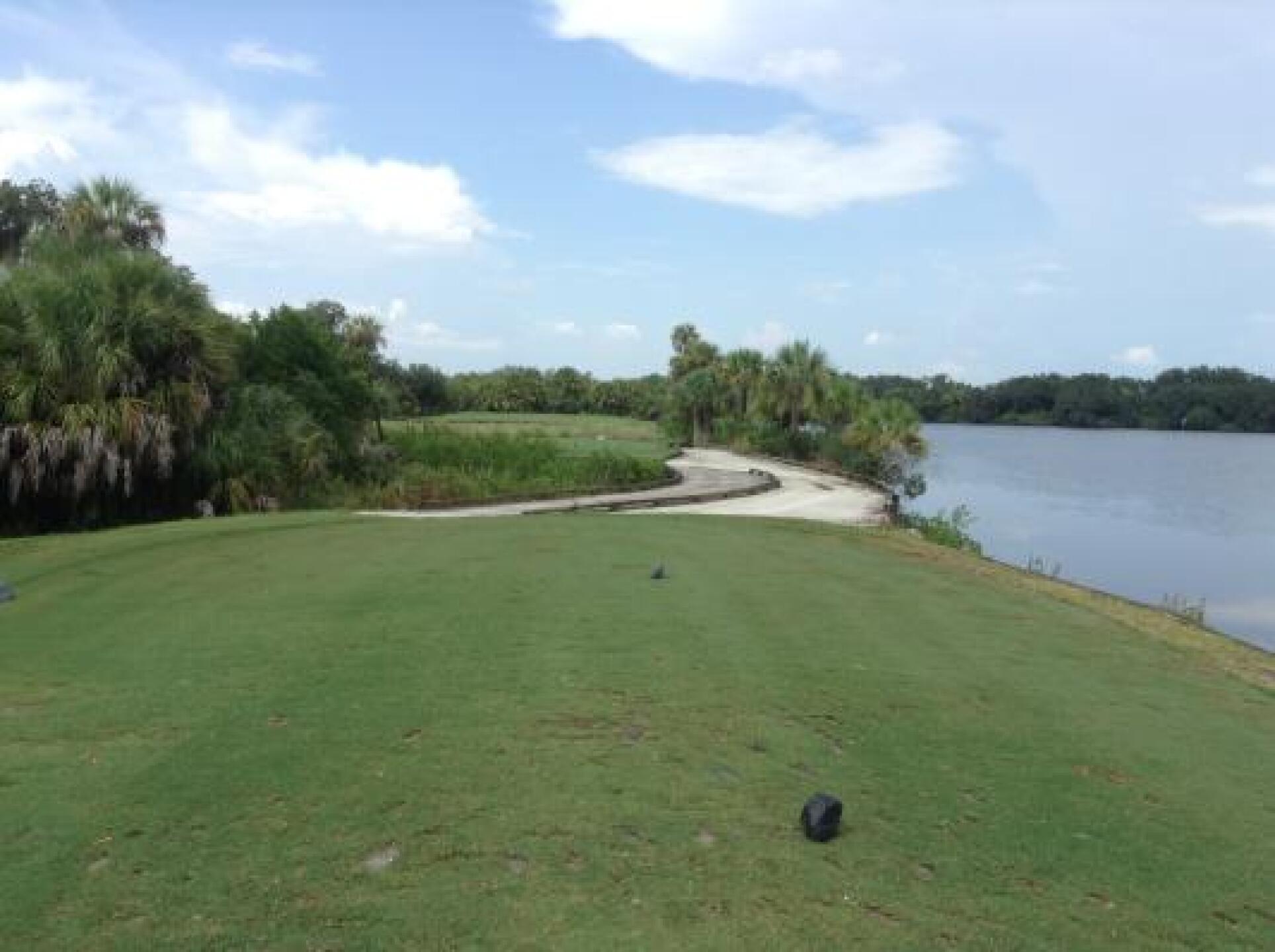 Captivating and daunting par 3 (Photo submitted by Takeme2ireland on 09/02/2013)