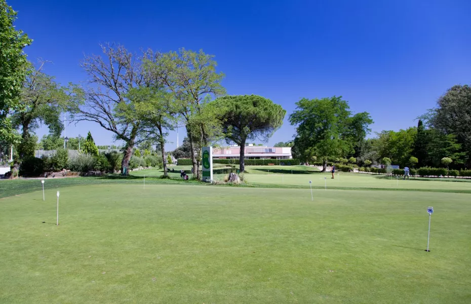 Villa de Madrid CC: Putting greens & clubhouse