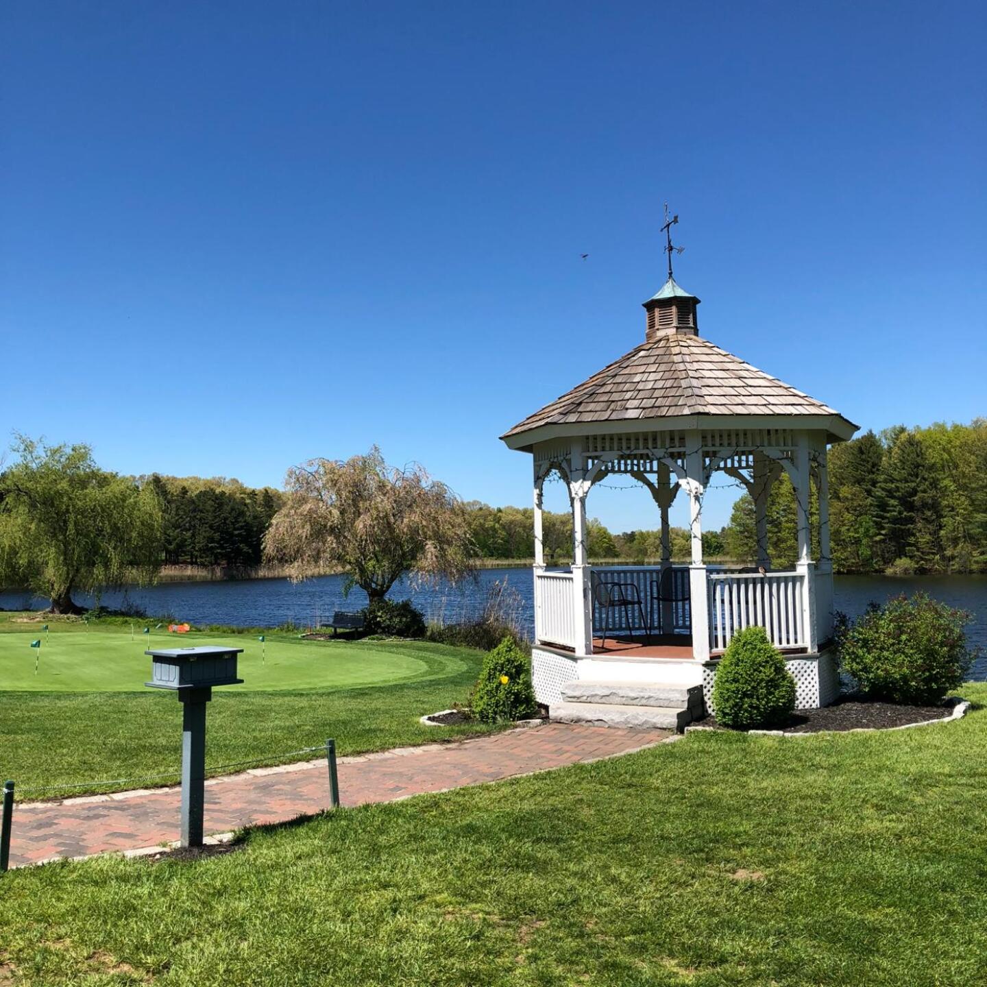 Gazebo & 18th green/reservoir (Photo submitted by 13VJ978GdnM9wSK7tWCc on 06/06/2019)