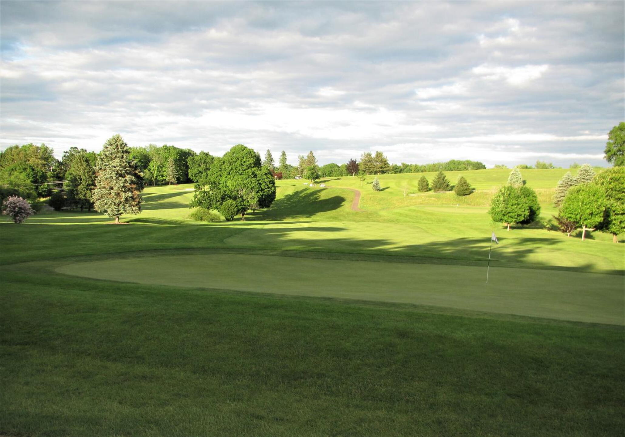 Behind the 9th green: Now the frontal bunker is hidden from view. This is straightforward but nice finisher. (Photo submitted by AptlyLinked on 06/10/2020)
