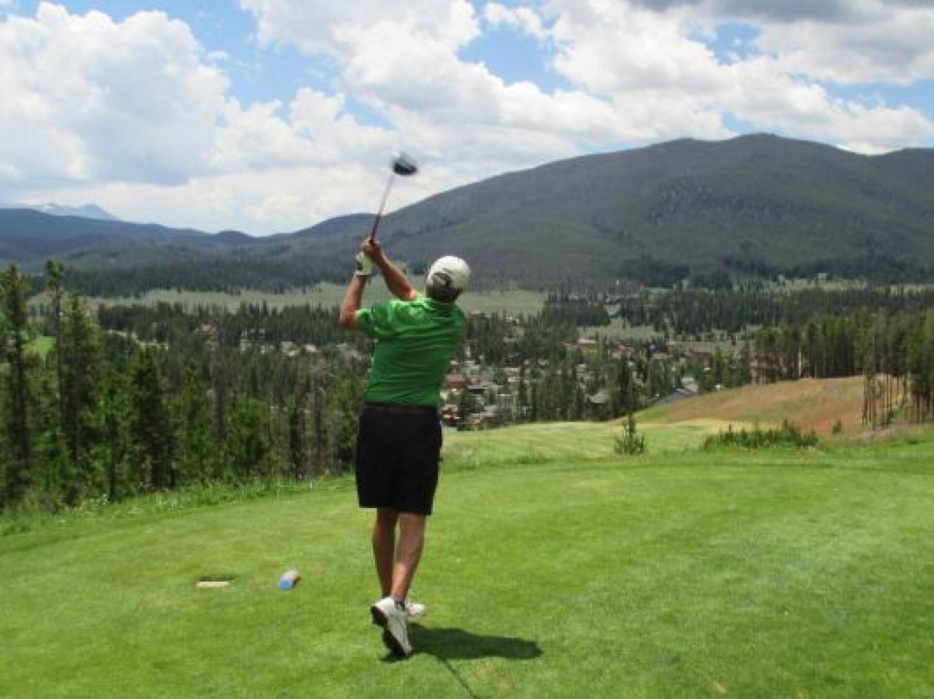 496 yd par 4 16th from the blue tees. A great par 4 with 2 big downhill shots. Loads of fun! (Photo submitted by Sam Sherstad on 07/18/2014)