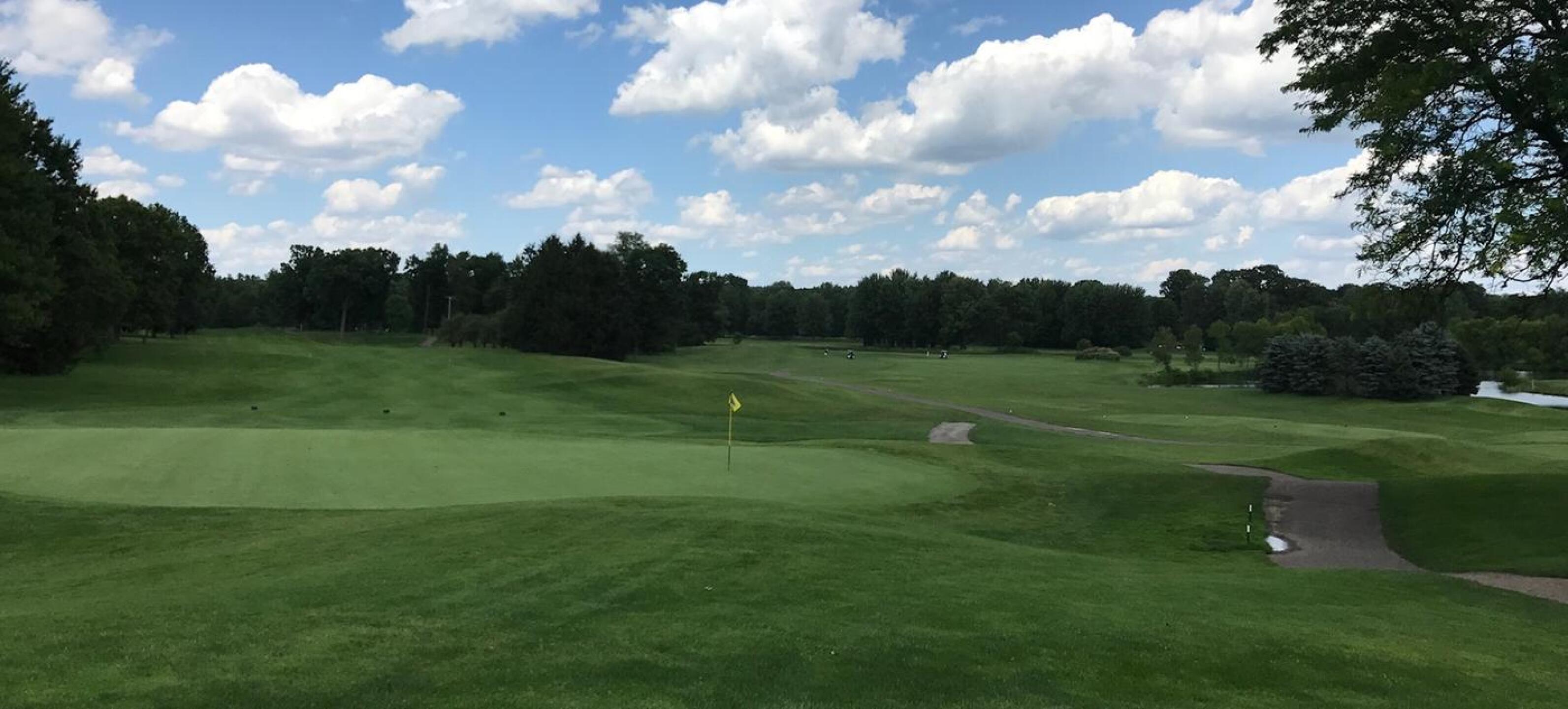 18 green and approach, the par 5 10th tee box and fairway on the right side of photo. (Photo submitted by carolinadad on 07/06/2017)