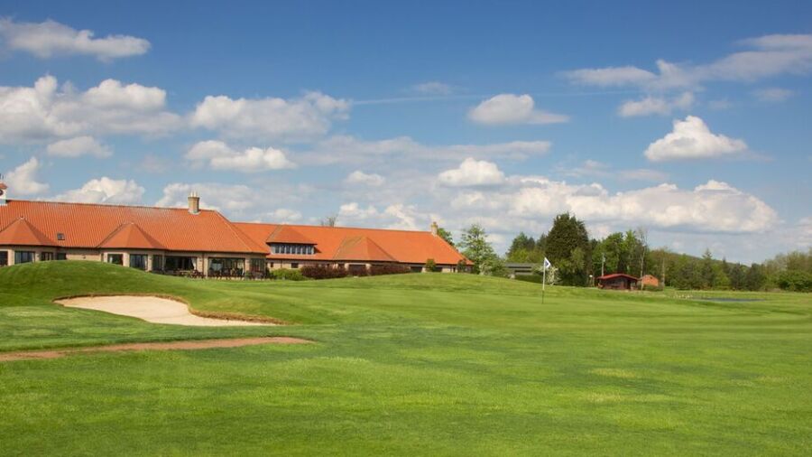The Oaks GC: clubhouse & #18