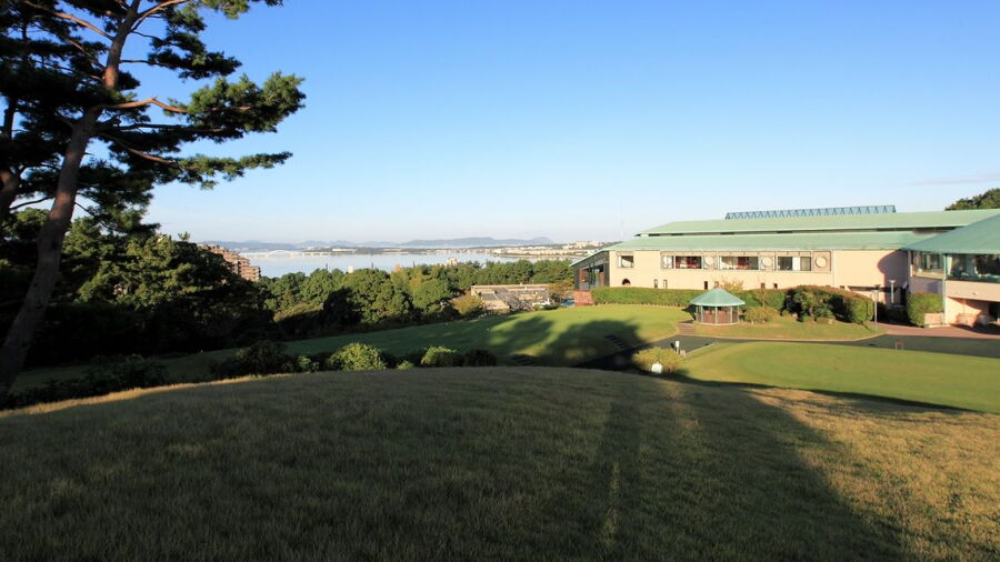 Fukuoka CC: Clubhouse & putting green