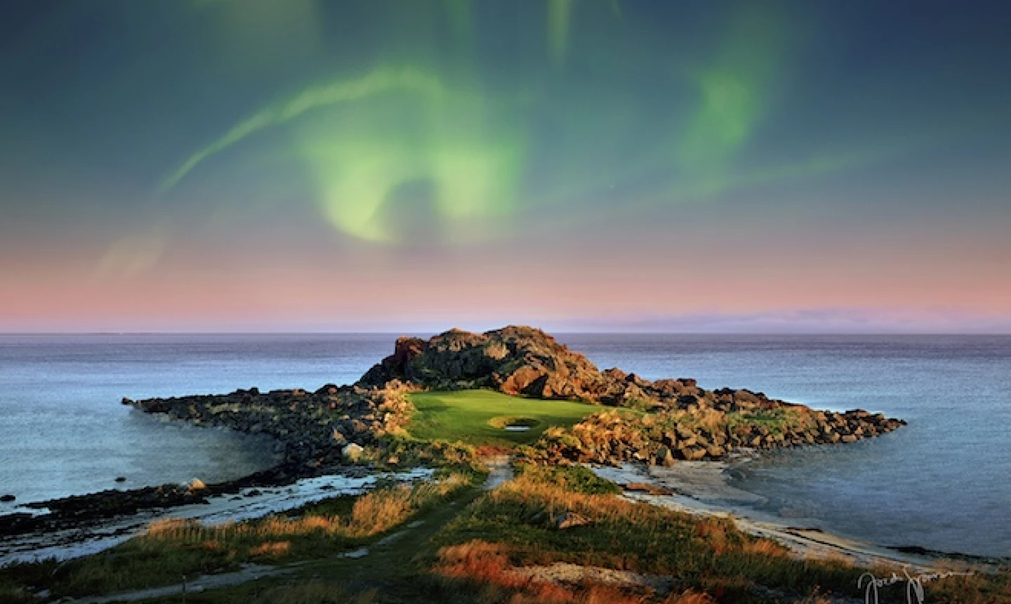 There's spectacularly scenic golf, and then there's Lofoten (Jacob Sjoman)